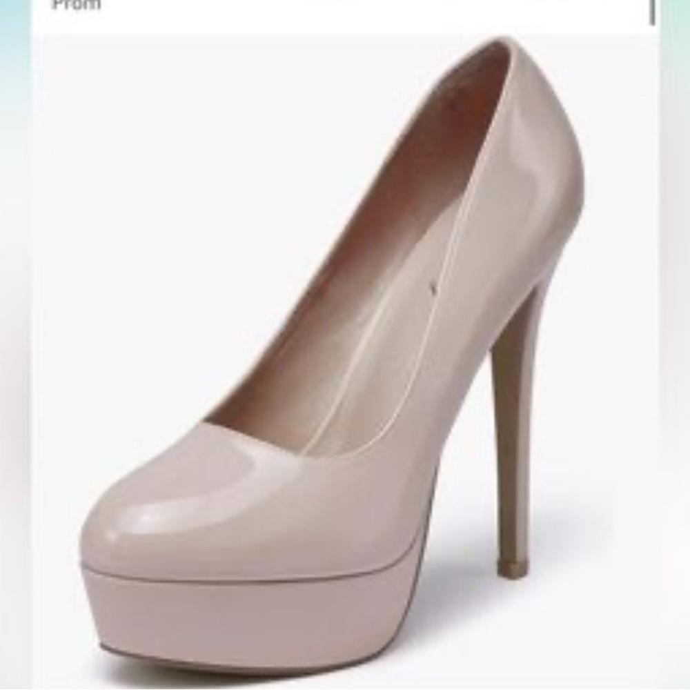 Elizabeth Lang nude pumps